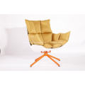 chaise en écorce blanche avec coussin de siège orange